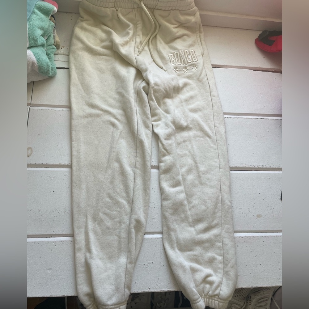 medium creme colored sweatpants